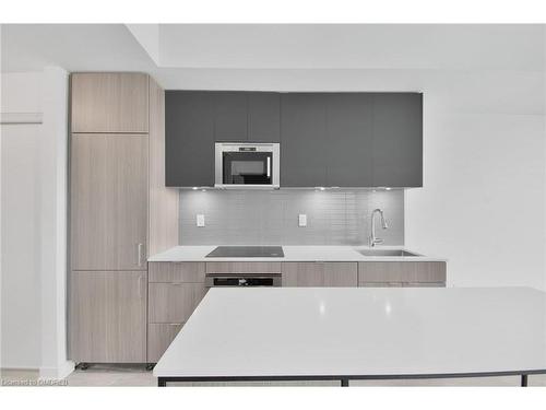 1010-220 Missinnihe Way, Mississauga, ON - Indoor Photo Showing Kitchen With Upgraded Kitchen