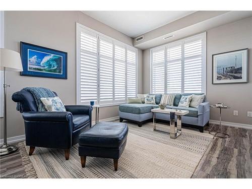 404-457 Plains Road E, Burlington, ON - Indoor Photo Showing Living Room