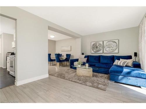 20-250 Satok Crescent, Milton, ON - Indoor Photo Showing Living Room