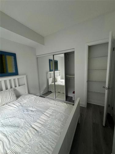 813-35 Hayden Street, Toronto, ON - Indoor Photo Showing Bedroom
