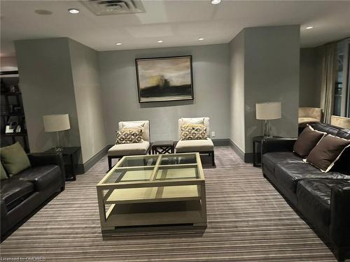 813-35 Hayden Street, Toronto, ON - Indoor Photo Showing Living Room