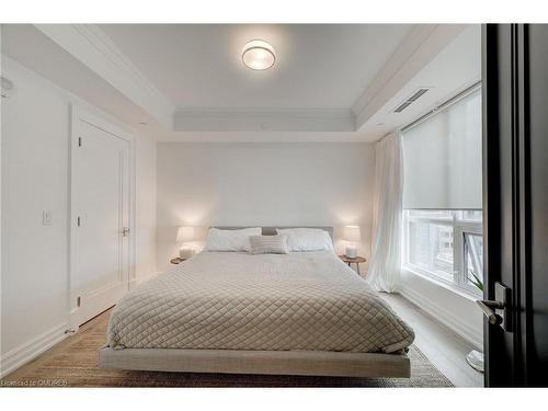 604-2060 Lakeshore Road, Burlington, ON - Indoor Photo Showing Bedroom