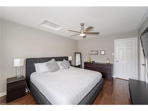 239 Littlewood Drive, Oakville, ON - Indoor Photo Showing Bedroom