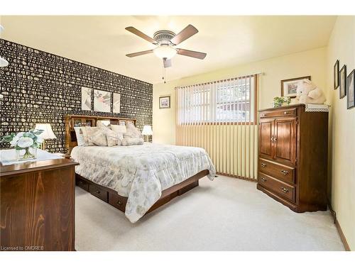 33 Centre Street, Glen Morris, ON - Indoor Photo Showing Bedroom
