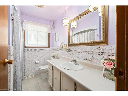 33 Centre Street, Glen Morris, ON - Indoor Photo Showing Bathroom