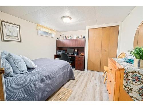 33 Centre Street, Glen Morris, ON - Indoor Photo Showing Bedroom