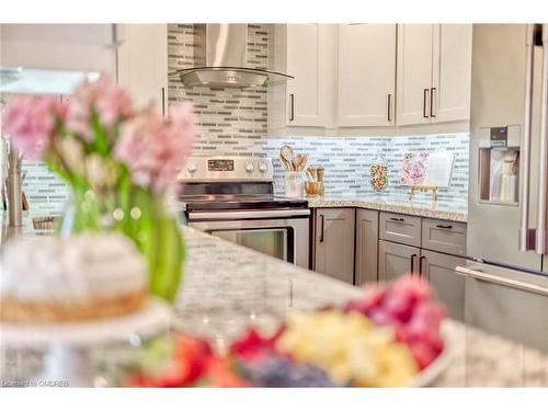 2240 Vista Drive, Burlington, ON - Indoor Photo Showing Kitchen With Upgraded Kitchen