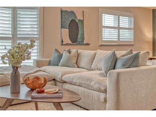2240 Vista Drive, Burlington, ON - Indoor Photo Showing Living Room