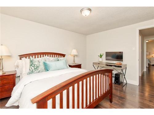 2240 Vista Drive, Burlington, ON - Indoor Photo Showing Bedroom