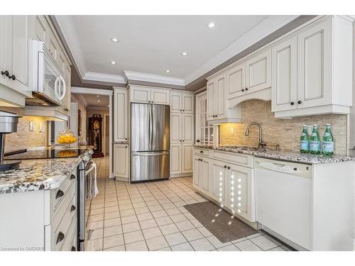 2120 Wincanton Crescent, Mississauga, ON - Indoor Photo Showing Kitchen With Upgraded Kitchen