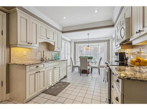 2120 Wincanton Crescent, Mississauga, ON - Indoor Photo Showing Kitchen With Upgraded Kitchen