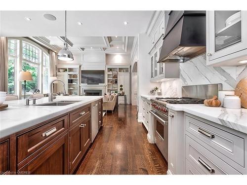 1087 Birchview Avenue, Oakville, ON - Indoor Photo Showing Kitchen With Upgraded Kitchen