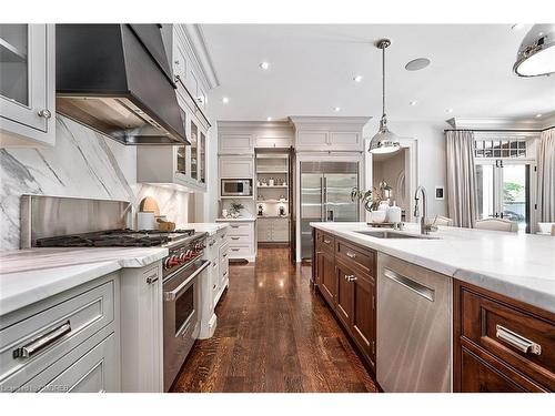 1087 Birchview Avenue, Oakville, ON - Indoor Photo Showing Kitchen With Upgraded Kitchen