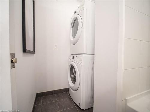 102-2490 Old Bronte Road Road, Oakville, ON - Indoor Photo Showing Laundry Room