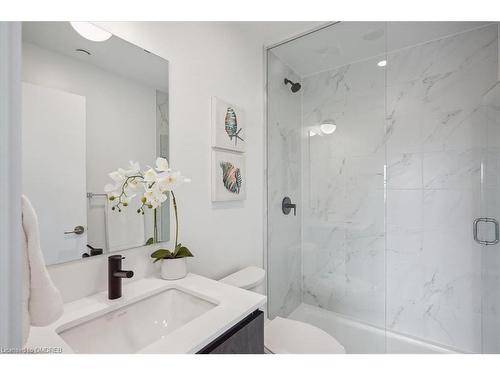 302-405 Dundas Street W, Oakville, ON - Indoor Photo Showing Bathroom