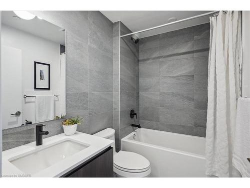 302-405 Dundas Street W, Oakville, ON - Indoor Photo Showing Bathroom