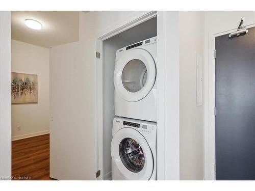 302-405 Dundas Street W, Oakville, ON - Indoor Photo Showing Laundry Room