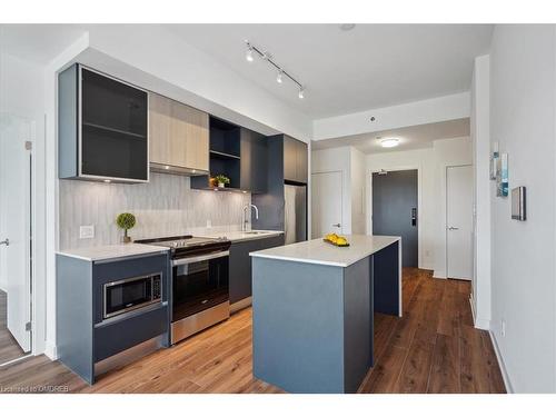 302-405 Dundas Street W, Oakville, ON - Indoor Photo Showing Kitchen With Upgraded Kitchen