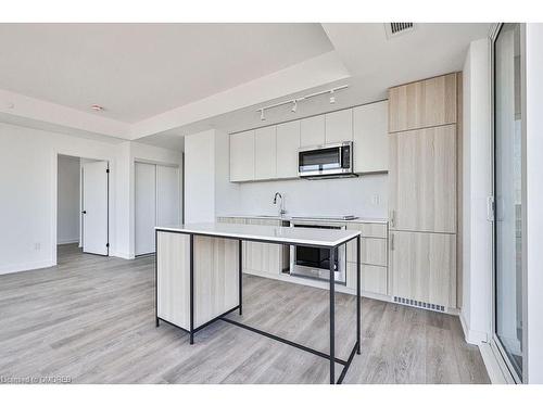 605-220 Missinnihe Way, Mississauga, ON - Indoor Photo Showing Kitchen