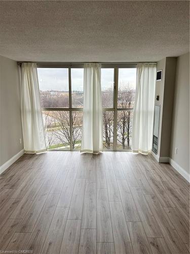 512-4185 Shipp Drive, Mississauga, ON - Indoor Photo Showing Living Room
