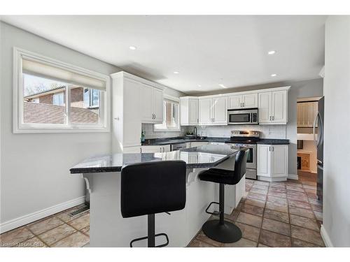 2543 Cavendish Drive, Burlington, ON - Indoor Photo Showing Kitchen With Upgraded Kitchen