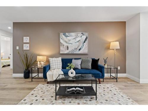 50-3050 Pinemeadow Drive, Burlington, ON - Indoor Photo Showing Living Room