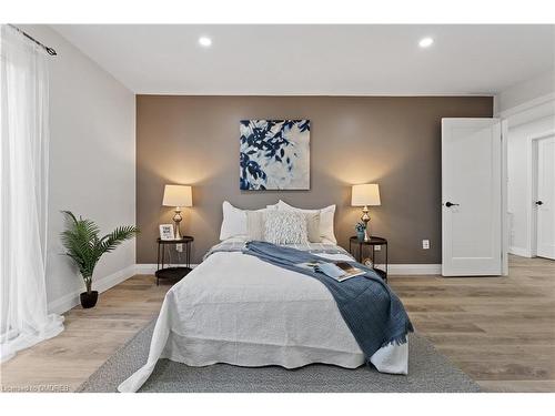 50-3050 Pinemeadow Drive, Burlington, ON - Indoor Photo Showing Bedroom
