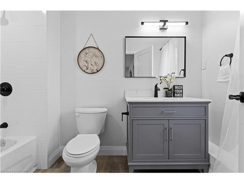 50-3050 Pinemeadow Drive, Burlington, ON - Indoor Photo Showing Bathroom