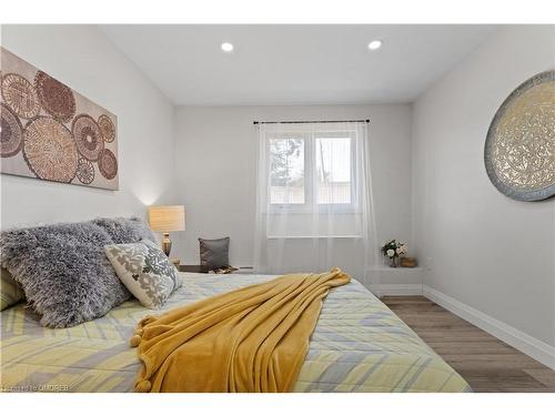 50-3050 Pinemeadow Drive, Burlington, ON - Indoor Photo Showing Bedroom