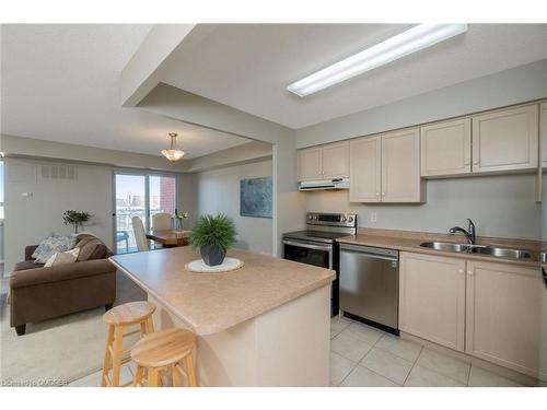 506-32 Tannery Street, Streetsville, ON - Indoor Photo Showing Kitchen With Double Sink