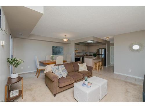 506-32 Tannery Street, Streetsville, ON - Indoor Photo Showing Living Room