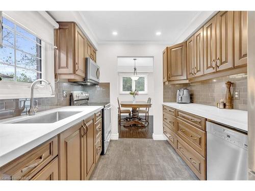 831 Laurier Avenue S, Milton, ON - Indoor Photo Showing Kitchen
