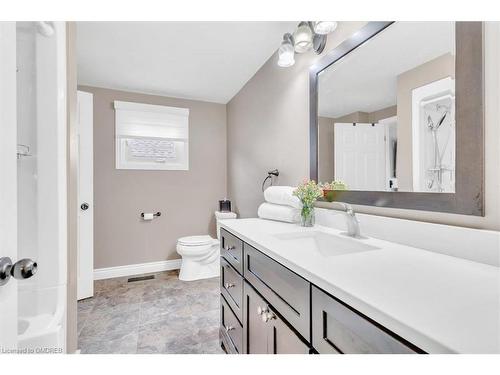 831 Laurier Avenue S, Milton, ON - Indoor Photo Showing Bathroom