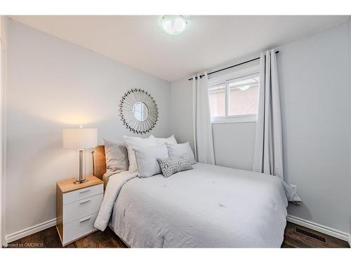 10 Hopewell Crescent, Hamilton, ON - Indoor Photo Showing Bedroom
