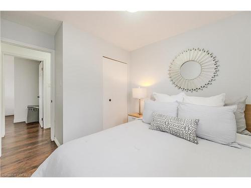10 Hopewell Crescent, Hamilton, ON - Indoor Photo Showing Bedroom