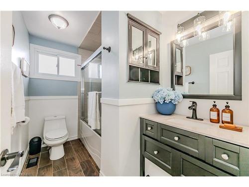 10 Hopewell Crescent, Hamilton, ON - Indoor Photo Showing Bathroom