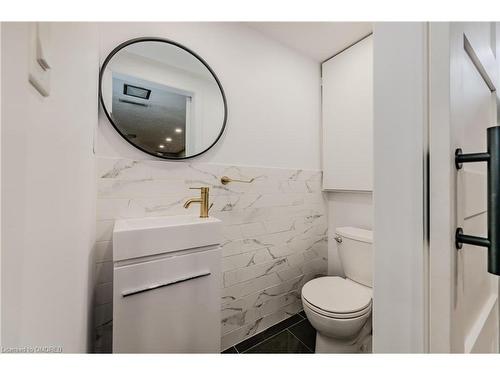 10 Hopewell Crescent, Hamilton, ON - Indoor Photo Showing Bathroom