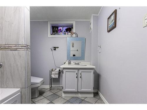 2425 Coventry Way, Burlington, ON - Indoor Photo Showing Bathroom