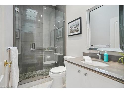 810 Belhaven Crescent, Burlington, ON - Indoor Photo Showing Bathroom