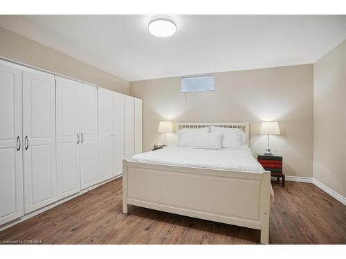 810 Belhaven Crescent, Burlington, ON - Indoor Photo Showing Bedroom
