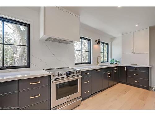 3029 Eva Drive, Burlington, ON - Indoor Photo Showing Kitchen With Upgraded Kitchen