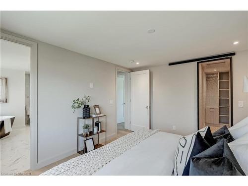 3029 Eva Drive, Burlington, ON - Indoor Photo Showing Bedroom