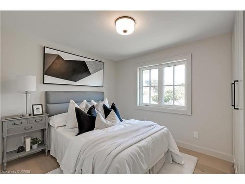 3029 Eva Drive, Burlington, ON - Indoor Photo Showing Bedroom