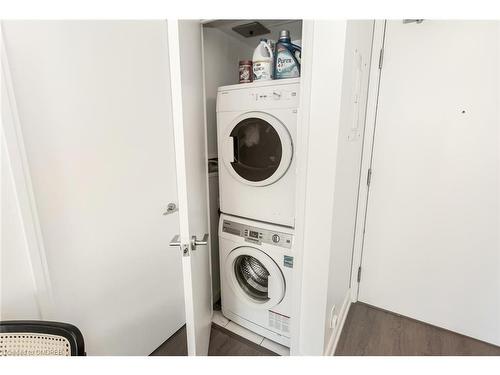 709-181 Dundas Street E, Toronto, ON - Indoor Photo Showing Laundry Room