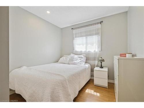 3162 Cantelon Crescent, Mississauga, ON - Indoor Photo Showing Bedroom
