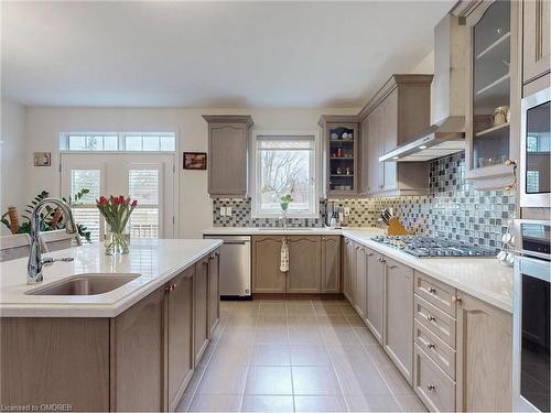 4 Hennessey Cres Crescent, Lindsay, ON - Indoor Photo Showing Kitchen With Upgraded Kitchen