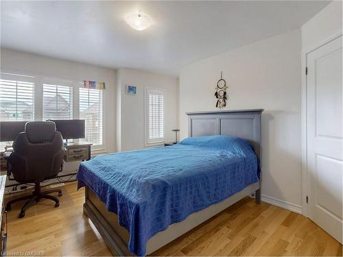 4 Hennessey Cres Crescent, Lindsay, ON - Indoor Photo Showing Bedroom