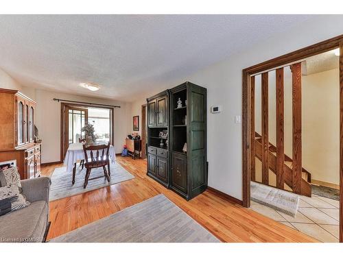 3210 Victoria Street, Oakville, ON - Indoor Photo Showing Living Room