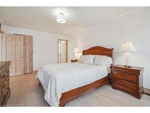 2227 Headon Road, Burlington, ON - Indoor Photo Showing Bedroom