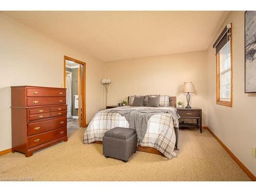 33 Merritt Crescent, Grimsby, ON - Indoor Photo Showing Bedroom